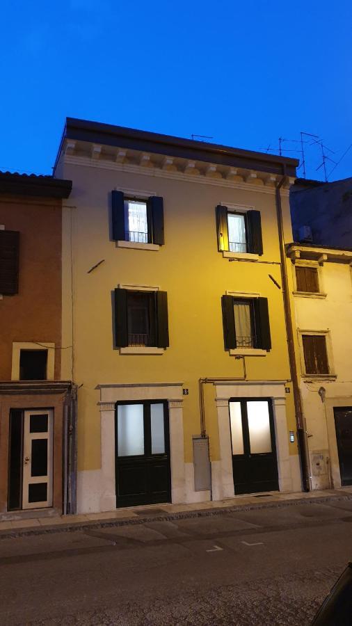 Dimora Rosso San Zeno - Wifi Veloce E Adatto Per Famiglie Verona Exterior photo